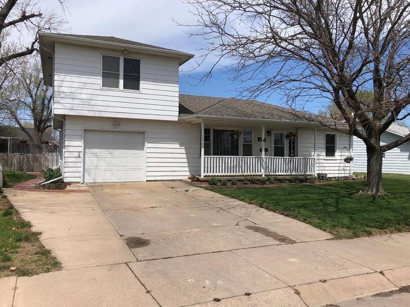 5220 Ridgeway Dr, Great Bend, KS 67530
