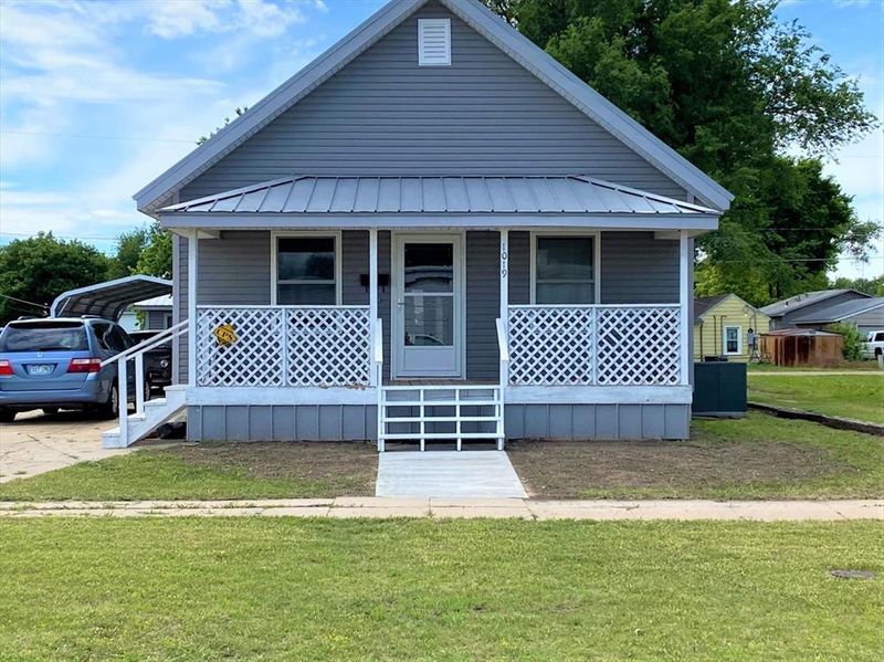 1019 Adams St, Great Bend, KS 67530