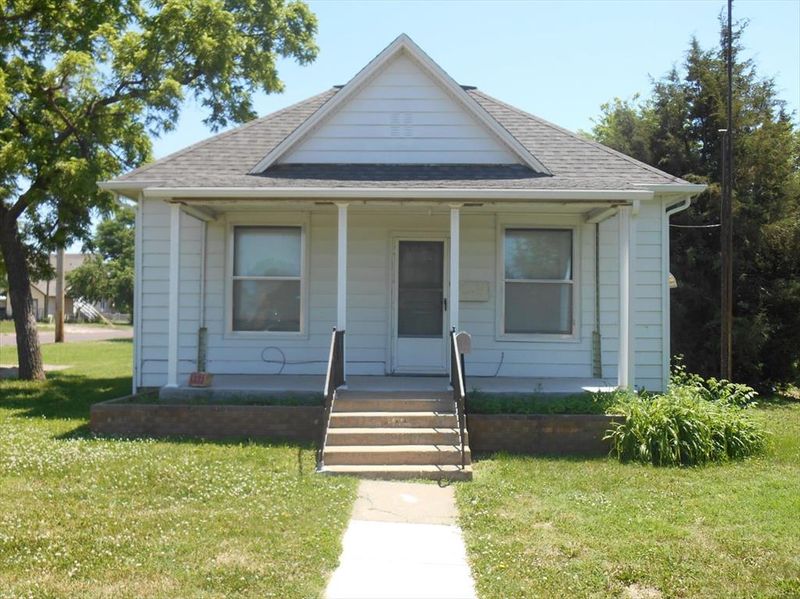 623 E 3rd St, Hoisington, KS 67544
