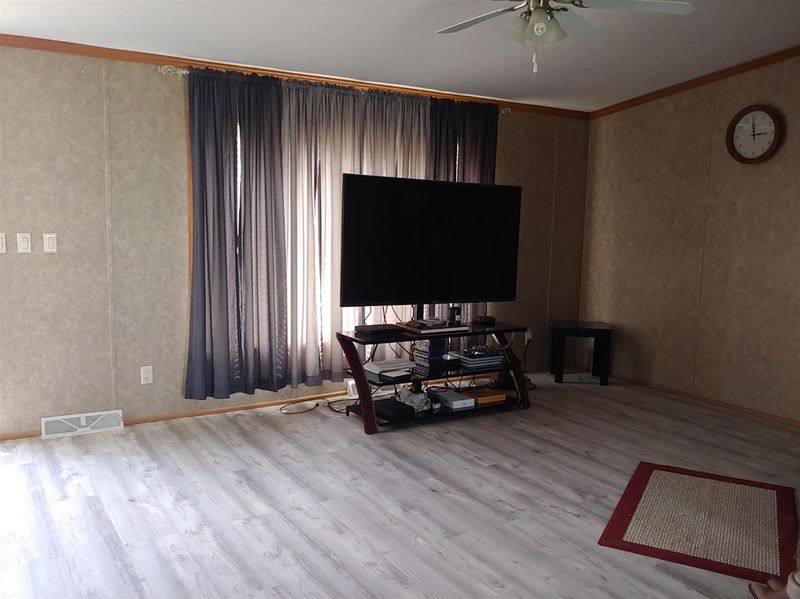 593 S Main St, Russell, KS 67665