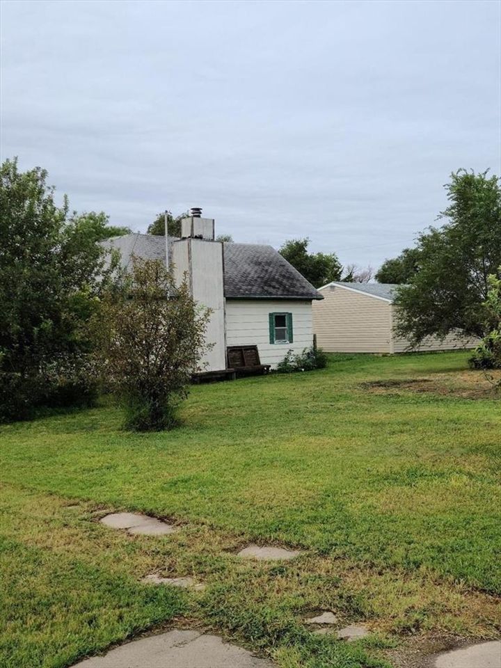 318 N Fairview Ave, Luray, KS 67649