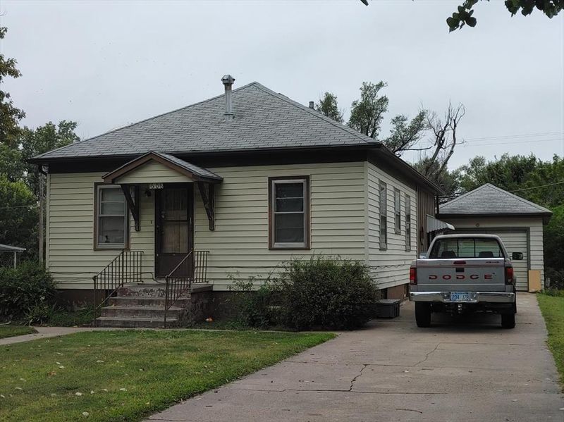 1606 N Maple St, Russell, KS 67665