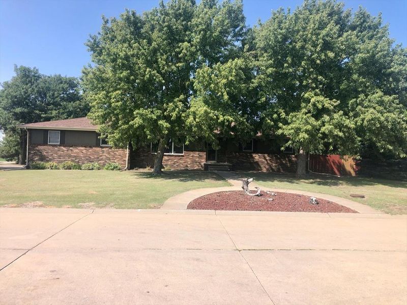 128 Eves Dr, Russell, KS 67665