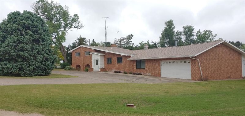 305 Point Dr, Great Bend, KS 67530