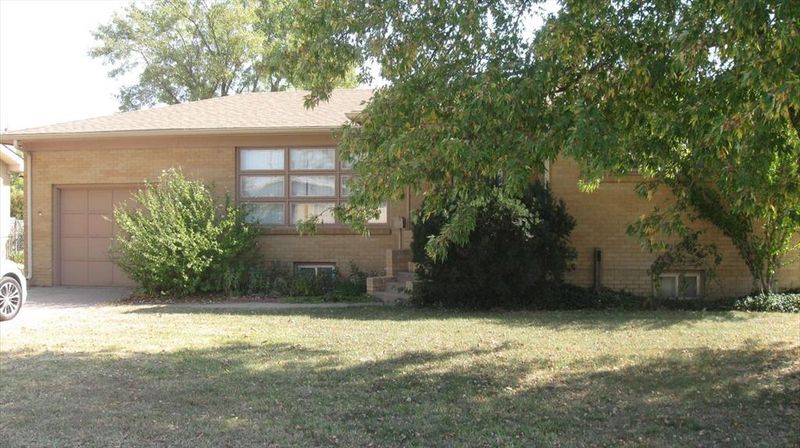 1055 Warner Rd, Great Bend, KS 67530