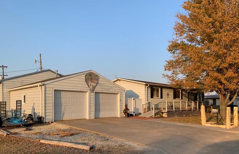 710 E 4th St, Hoisington, KS 67544