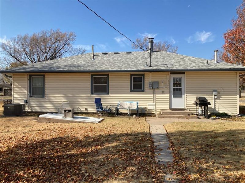 110 8th St, Claflin, KS 67525
