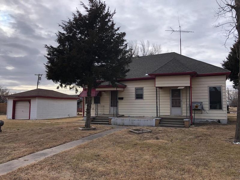 521 N Elm St, Hoisington, KS 67544
