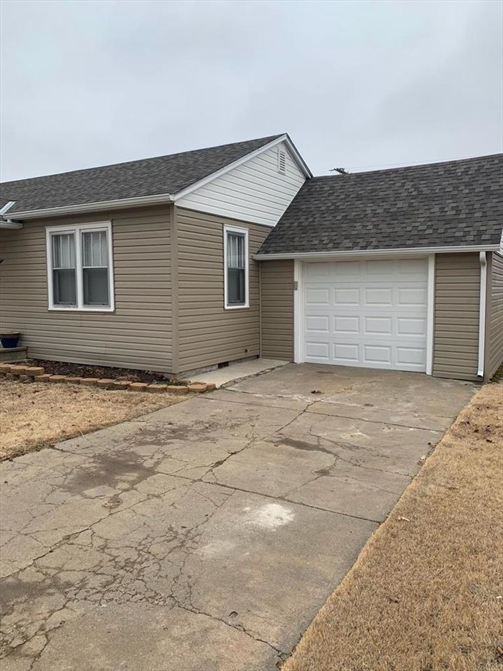 205 7th St, Claflin, KS 67525