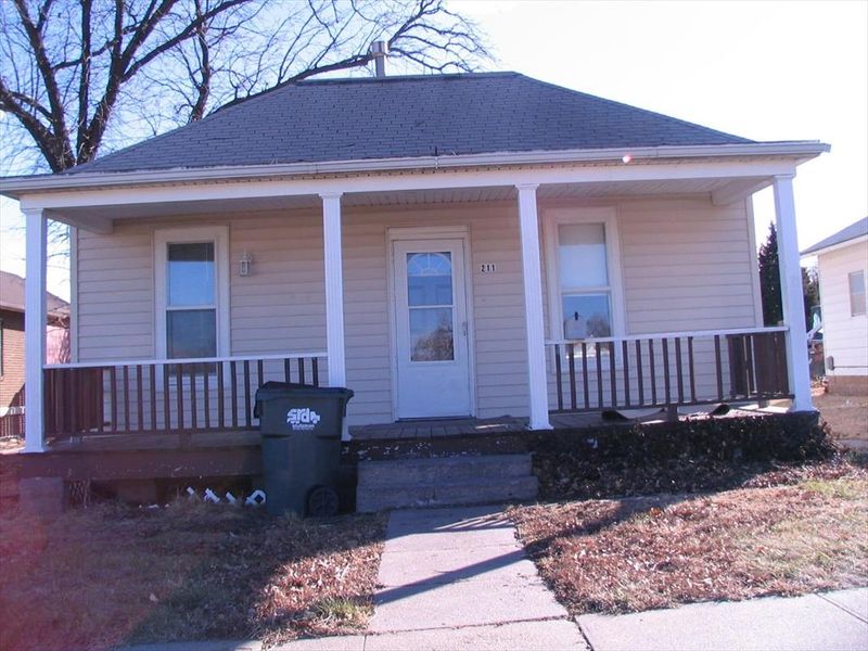 211 E 5th St, Hoisington, KS 67544
