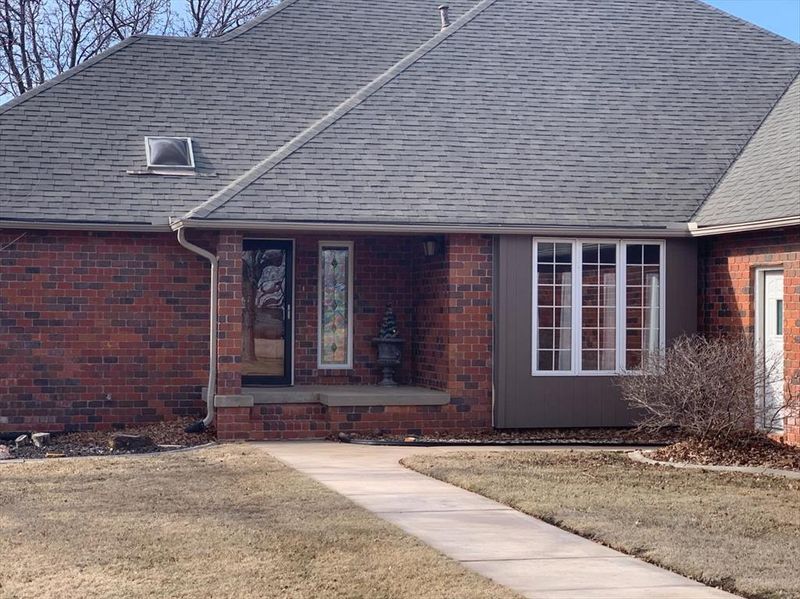 335 Point Dr, Great Bend, KS 67530