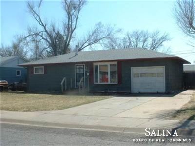 1111 Acorn Circ, Salina, KS 67401