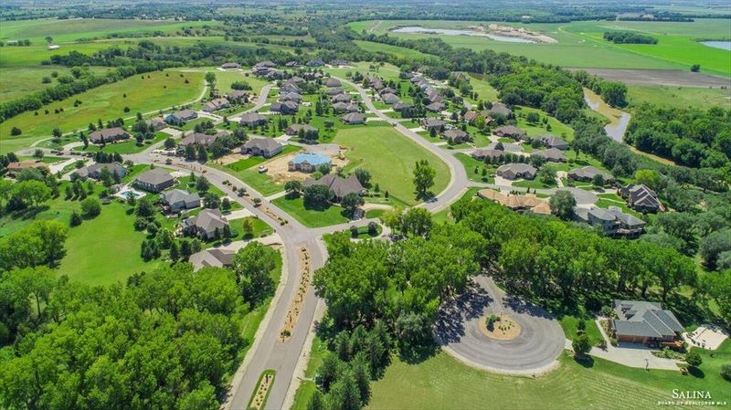 2525 Dundee Ln, Salina, KS 67401