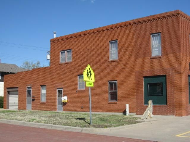 402 N Main St Se, Russell, KS 67665