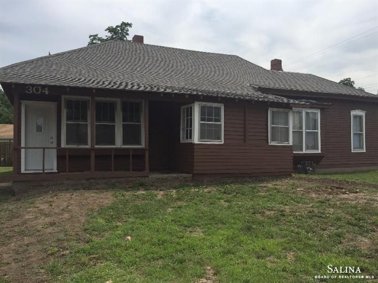 304 Bond St, Salina, KS 67401