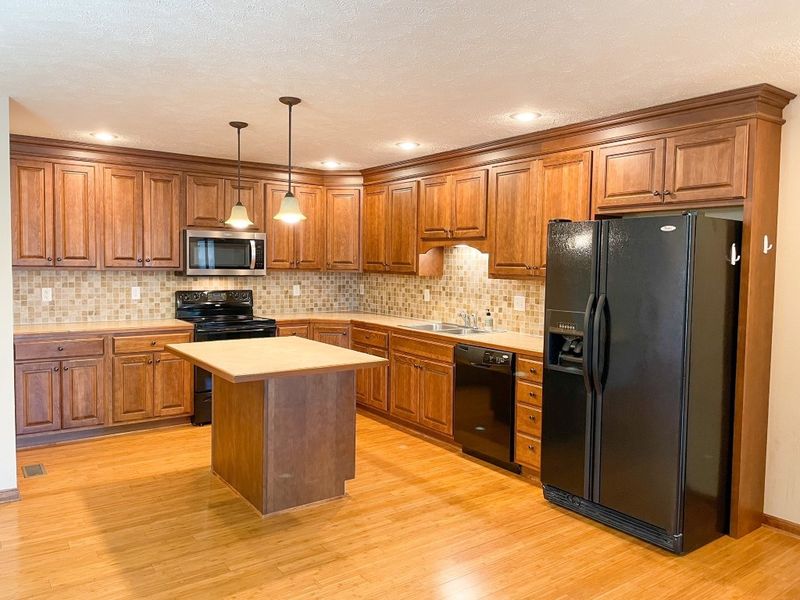 1365-1367 Eaglecrest Ave, Salina, KS 67401