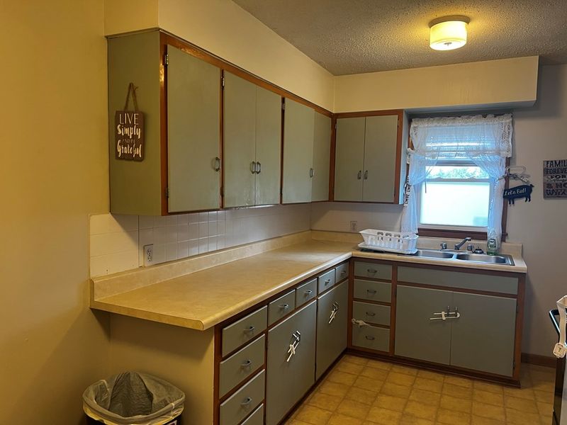 566 W 7th, Hoisington, KS 67544
