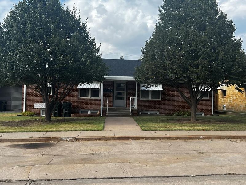 566 W 7th, Hoisington, KS 67544