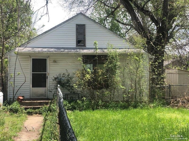 1216 N 10th St, Salina, KS 67401