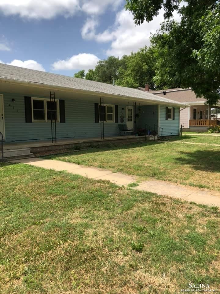 207 W 4th St, Solomon, KS 67470