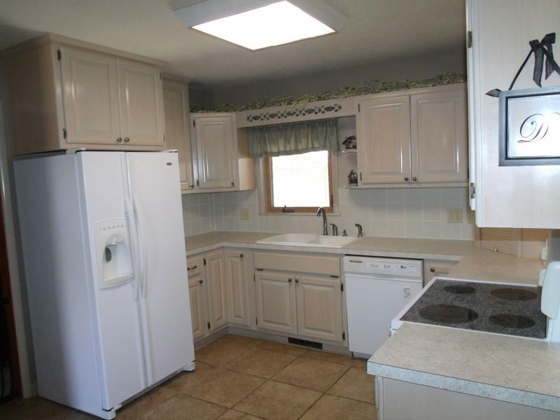 801 E Sunrise Ct, Derby, KS 67037