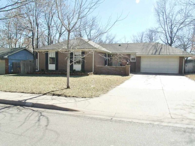 801 E Sunrise Ct, Derby, KS 67037