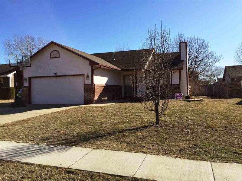 938 Meadow Rd, Valley Center, KS 67147
