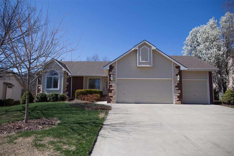 201 N Valley Stream Dr, Derby, KS 67037