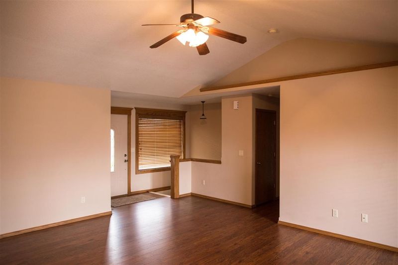 201 N Valley Stream Dr, Derby, KS 67037