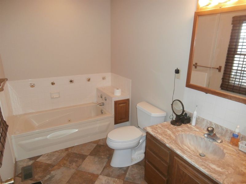 7914 Chisholm Ln, Newton, KS 67114