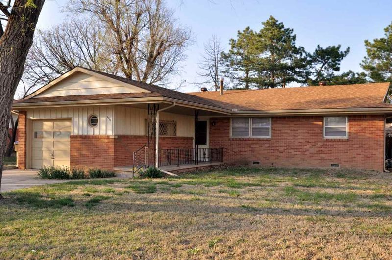 5916 E Hanover, Bel Aire, KS 67220