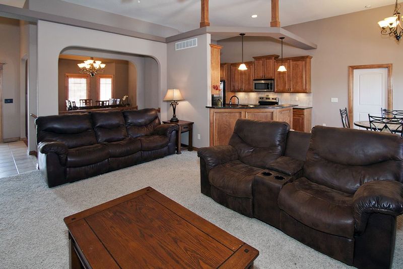 1218 E Bearhill Cir, Park City, KS 67147