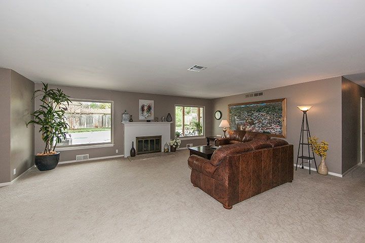 6212 Peach Tree Ln, Wichita, KS 67218