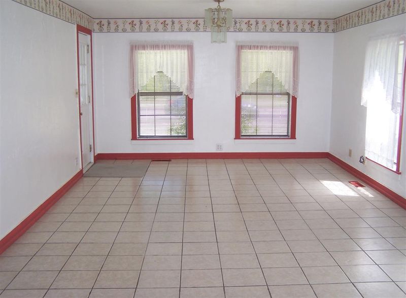 211 S Ash St, Newton, KS 67114