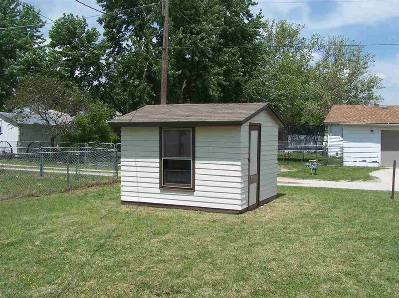 1522 E 9th St, Newton, KS 67114
