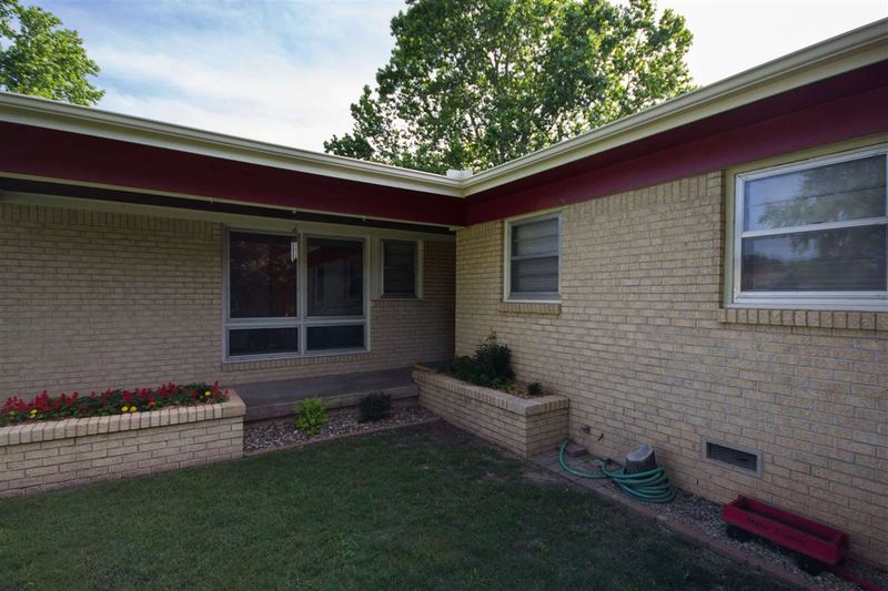 606 Riverdale Dr, Mulvane, KS 67110