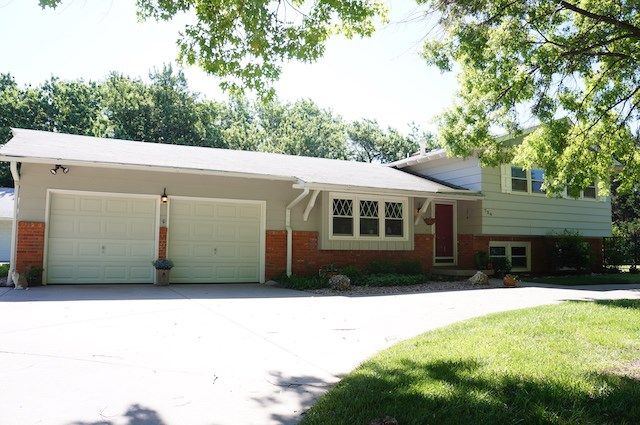 724 N Lakeside Dr, Andover, KS 67002