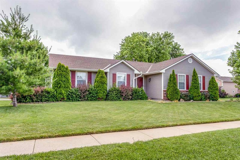5039 E Willow Point Rd, Bel Aire, KS 67220