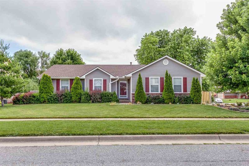 5039 E Willow Point Rd, Bel Aire, KS 67220