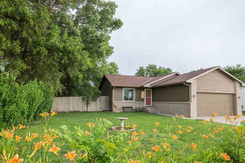 207 E Windsor St, Bentley, KS 67016