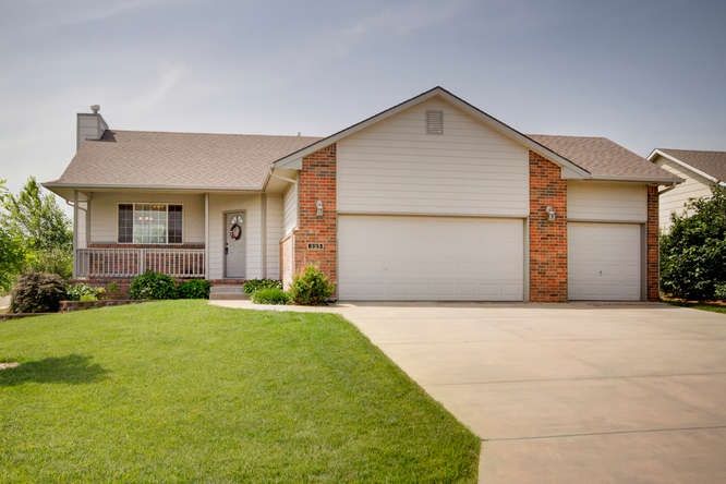 325 E Fieldstone Ct, Derby, KS 67037