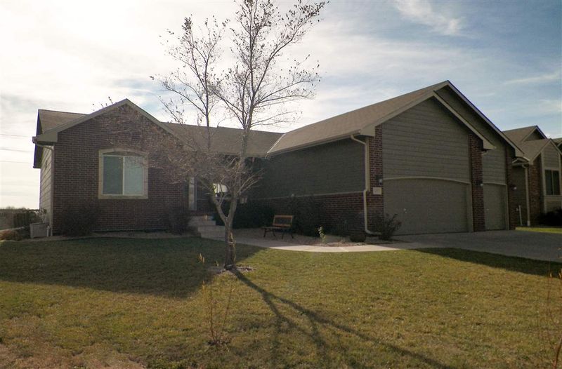 137 Springlake Dr, Newton, KS 67114