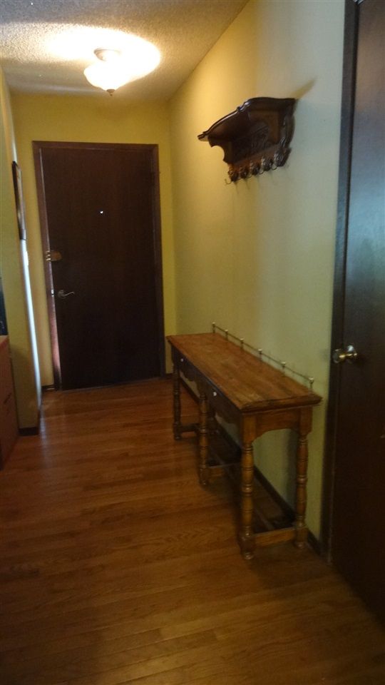 915 W 10th, Newton, KS 67114