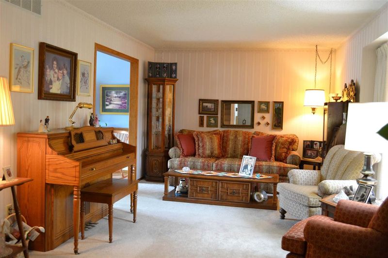 905 Trinity Dr, Newton, KS 67114