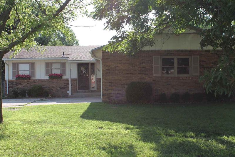 907 N 1st Ave, Mulvane, KS 67110