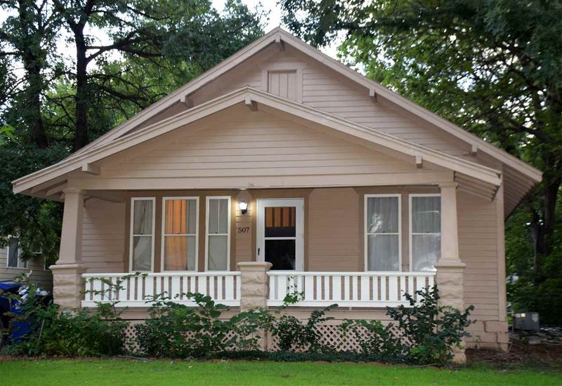 507 E 5th St, Newton, KS 67114
