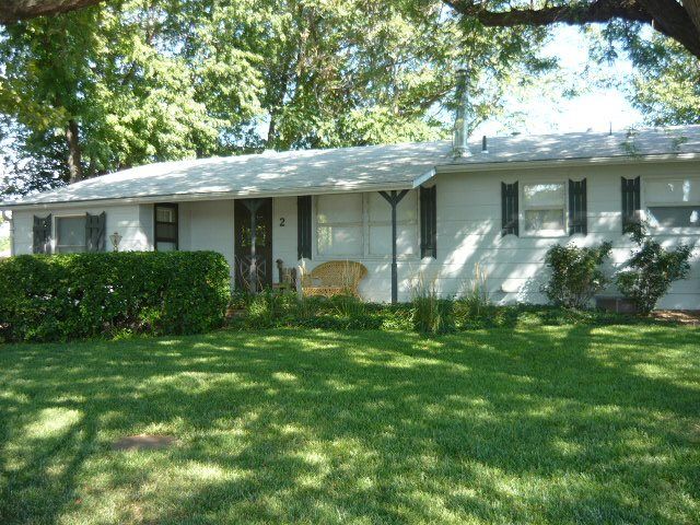 2 Sunrise Ct, Hesston, KS 67062