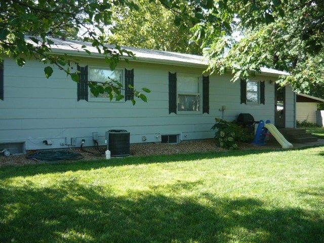 2 Sunrise Ct, Hesston, KS 67062