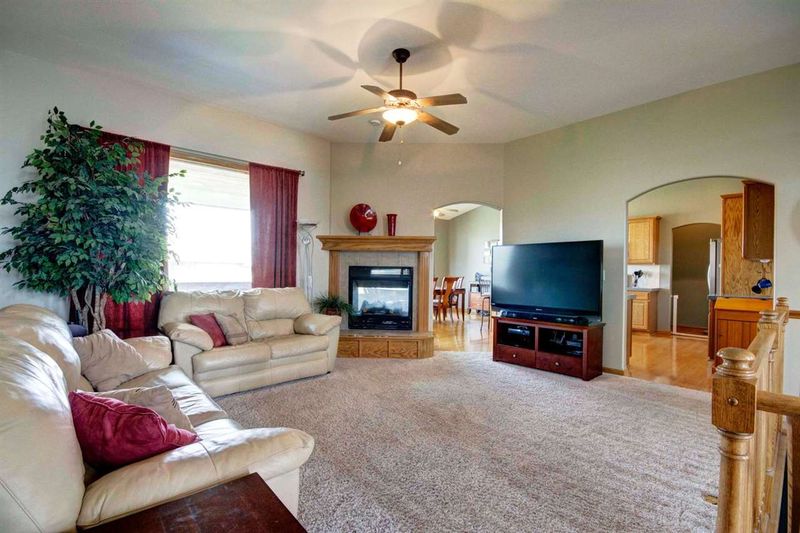 1431 E Woodbrook Ct, Derby, KS 67037