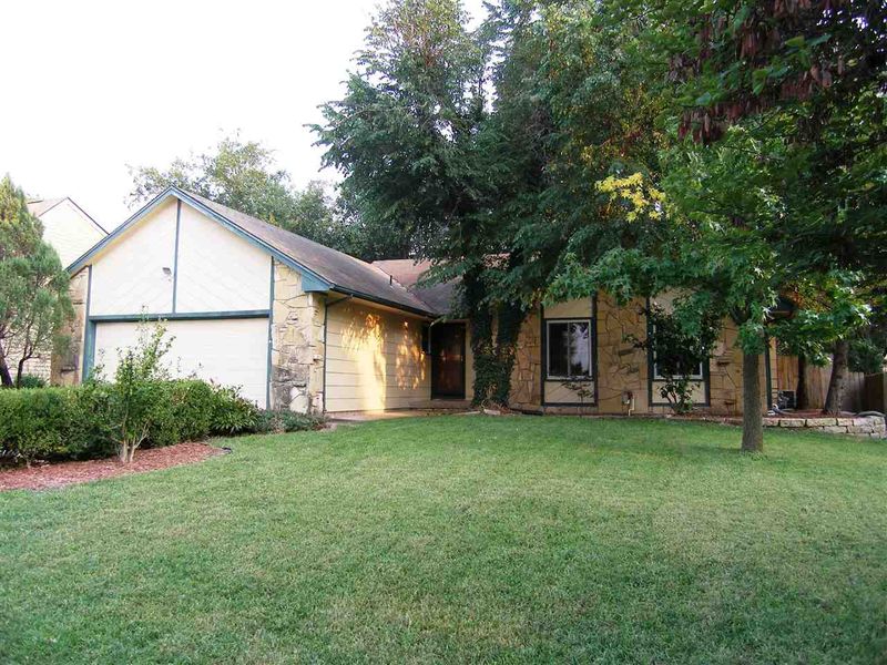 1601 E Cresthill Rd, Derby, KS 67037